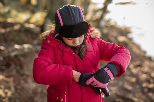 Kid removing Heat Holders thermal glove